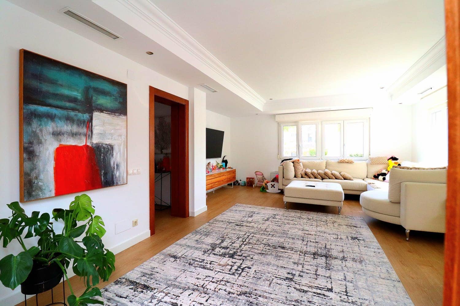 "Welcome to a three-story haven in Campoamor, just 500 meters from the sea! This spacious villa seamlessly blends luxury, comfort, and proximit