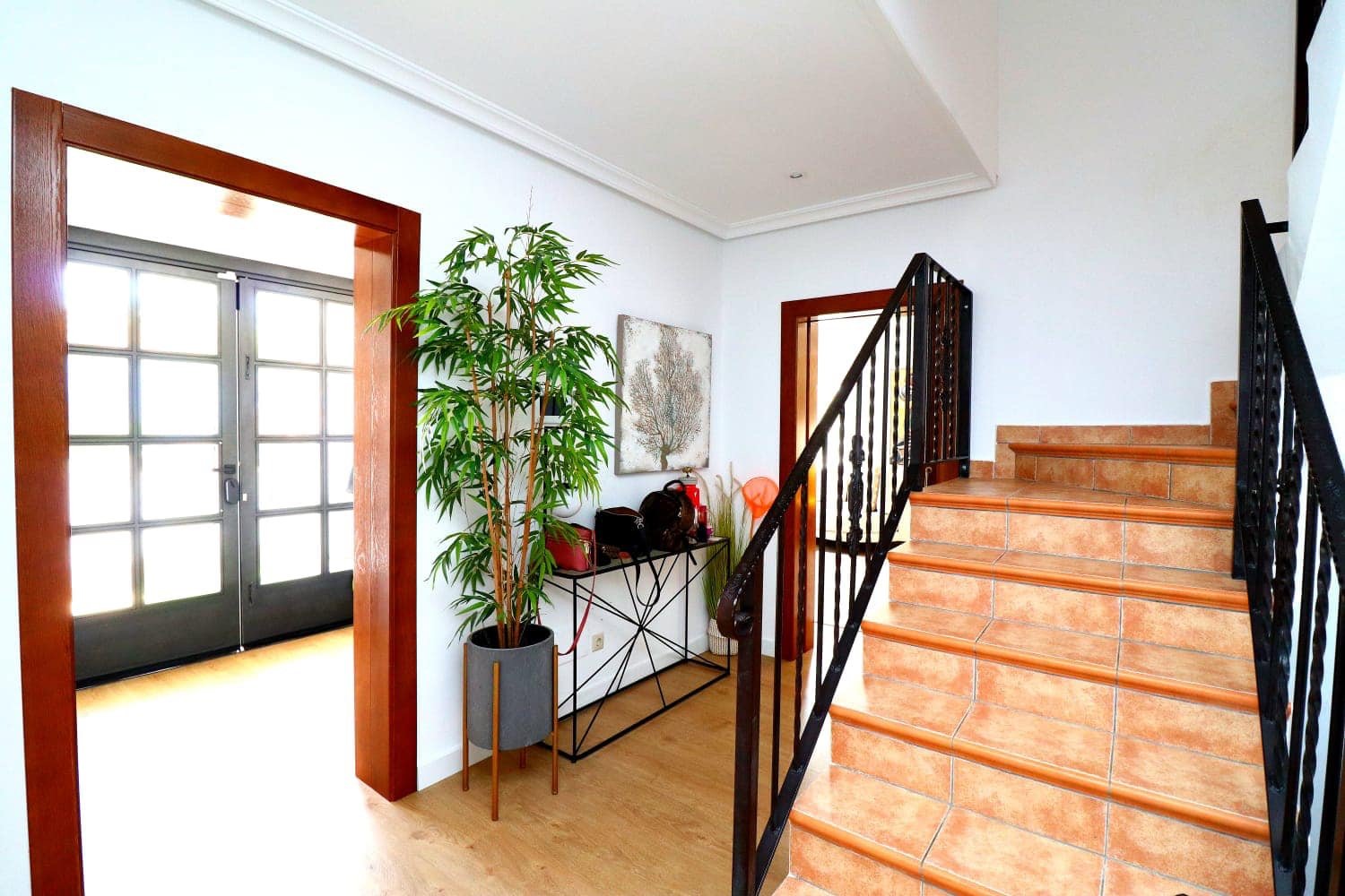 "Welcome to a three-story haven in Campoamor, just 500 meters from the sea! This spacious villa seamlessly blends luxury, comfort, and proximit