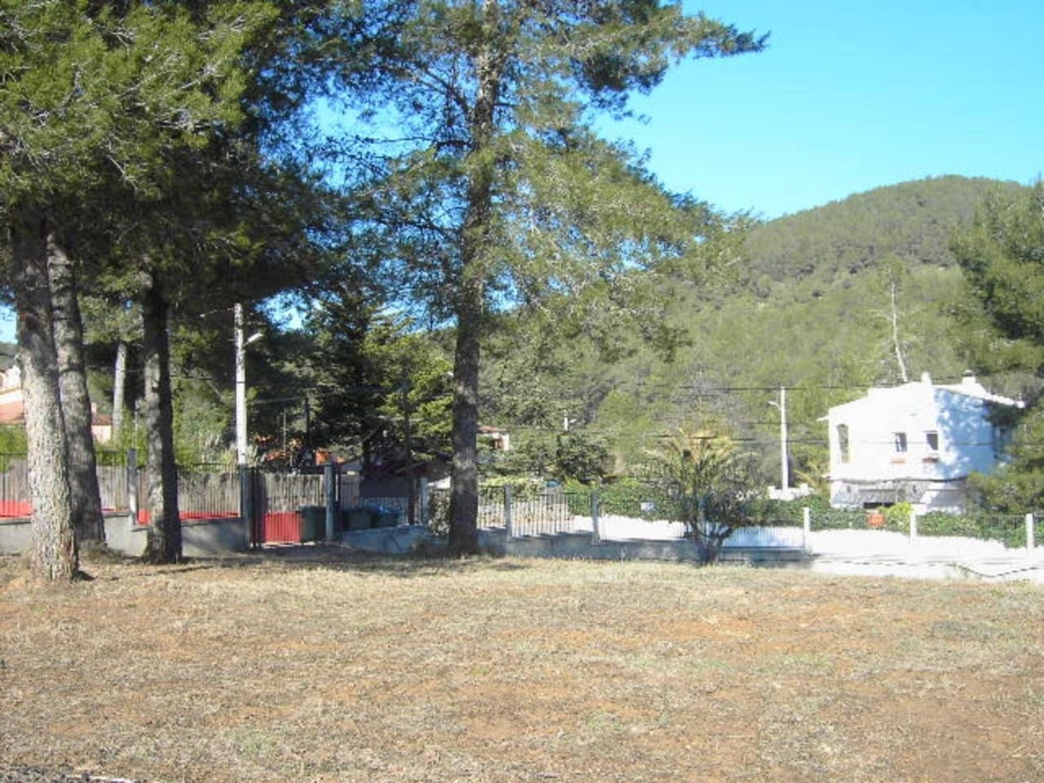 Schönes, flaches Grundstück von 1242 m2, bereits eingezäunt und bereit für den Bau Ihres Traumhauses.Gelegen im Garraf-Park, wo Sie sehr ruhig le