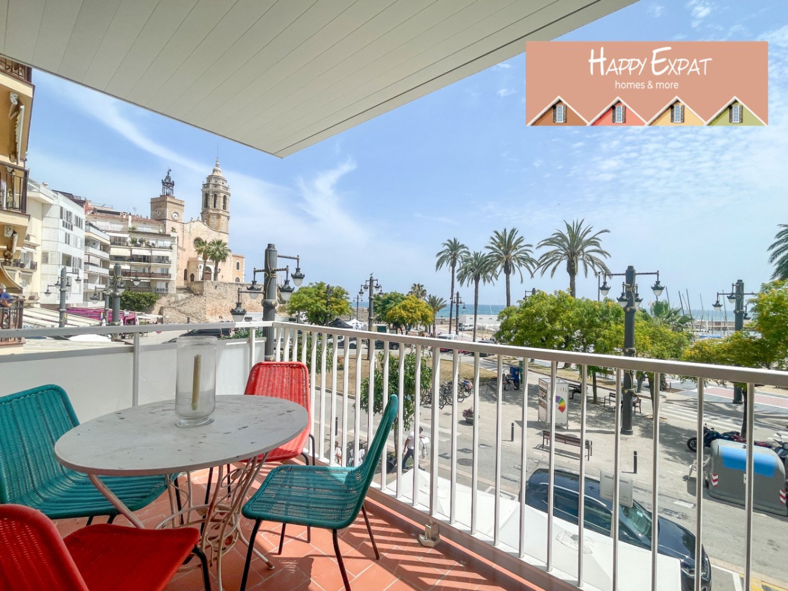 Fantastische Wohnung im Herzen von Sitges mit den besten Meerblicken. Vom Balkon aus kann man buchstäblich die Wellen des Meeres und die Glocken d