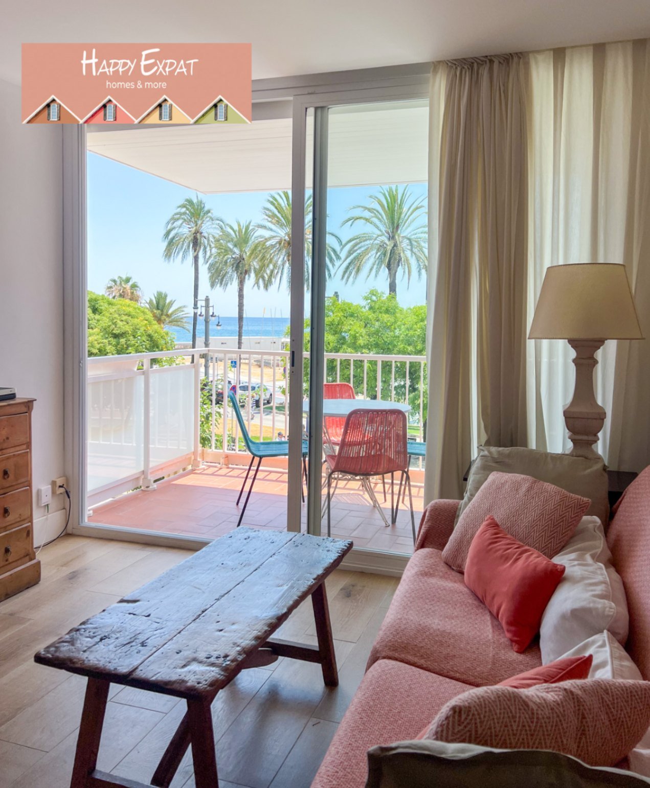 Fantastische Wohnung im Herzen von Sitges mit den besten Meerblicken. Vom Balkon aus kann man buchstäblich die Wellen des Meeres und die Glocken d