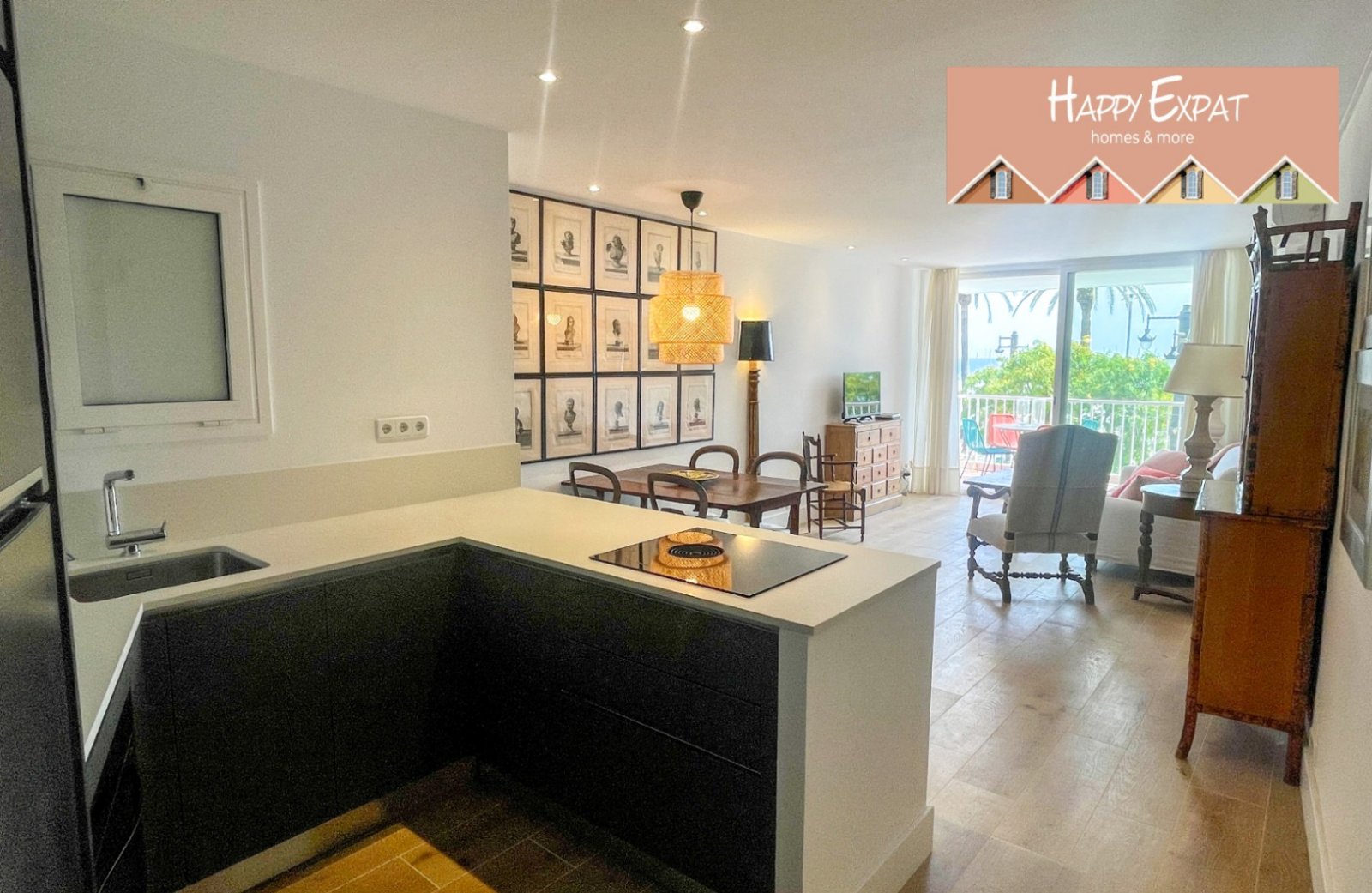 Fantastische Wohnung im Herzen von Sitges mit den besten Meerblicken. Vom Balkon aus kann man buchstäblich die Wellen des Meeres und die Glocken d