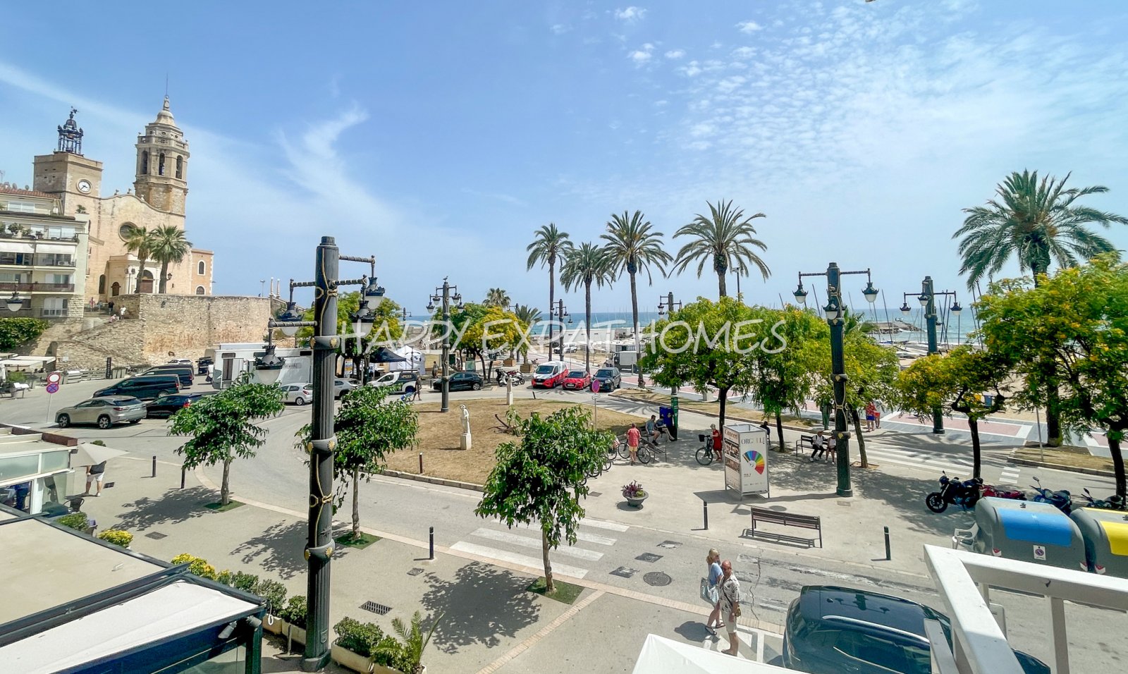 Fantastische Wohnung im Herzen von Sitges mit den besten Meerblicken. Vom Balkon aus kann man buchstäblich die Wellen des Meeres und die Glocken d
