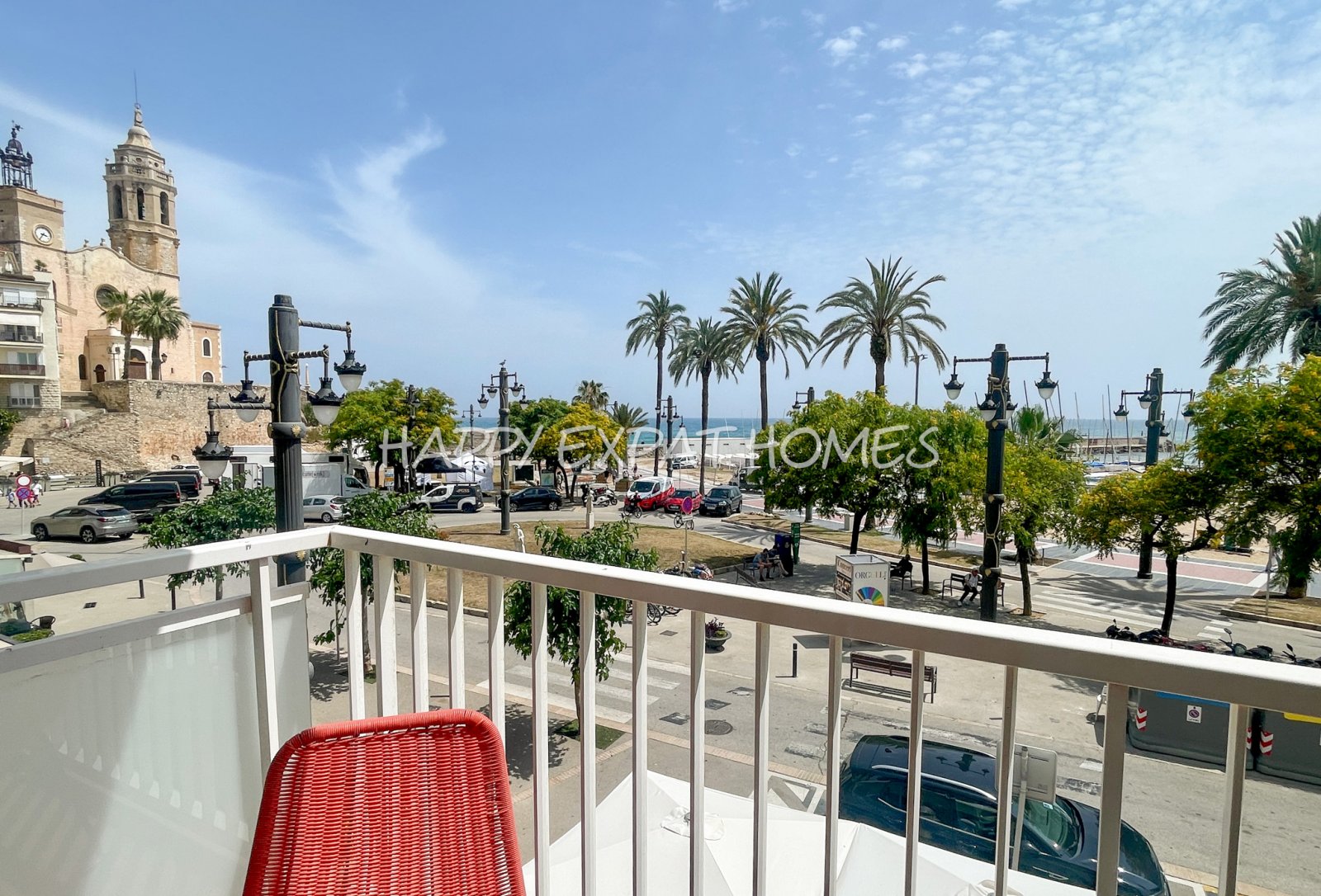 Fantastische Wohnung im Herzen von Sitges mit den besten Meerblicken. Vom Balkon aus kann man buchstäblich die Wellen des Meeres und die Glocken d