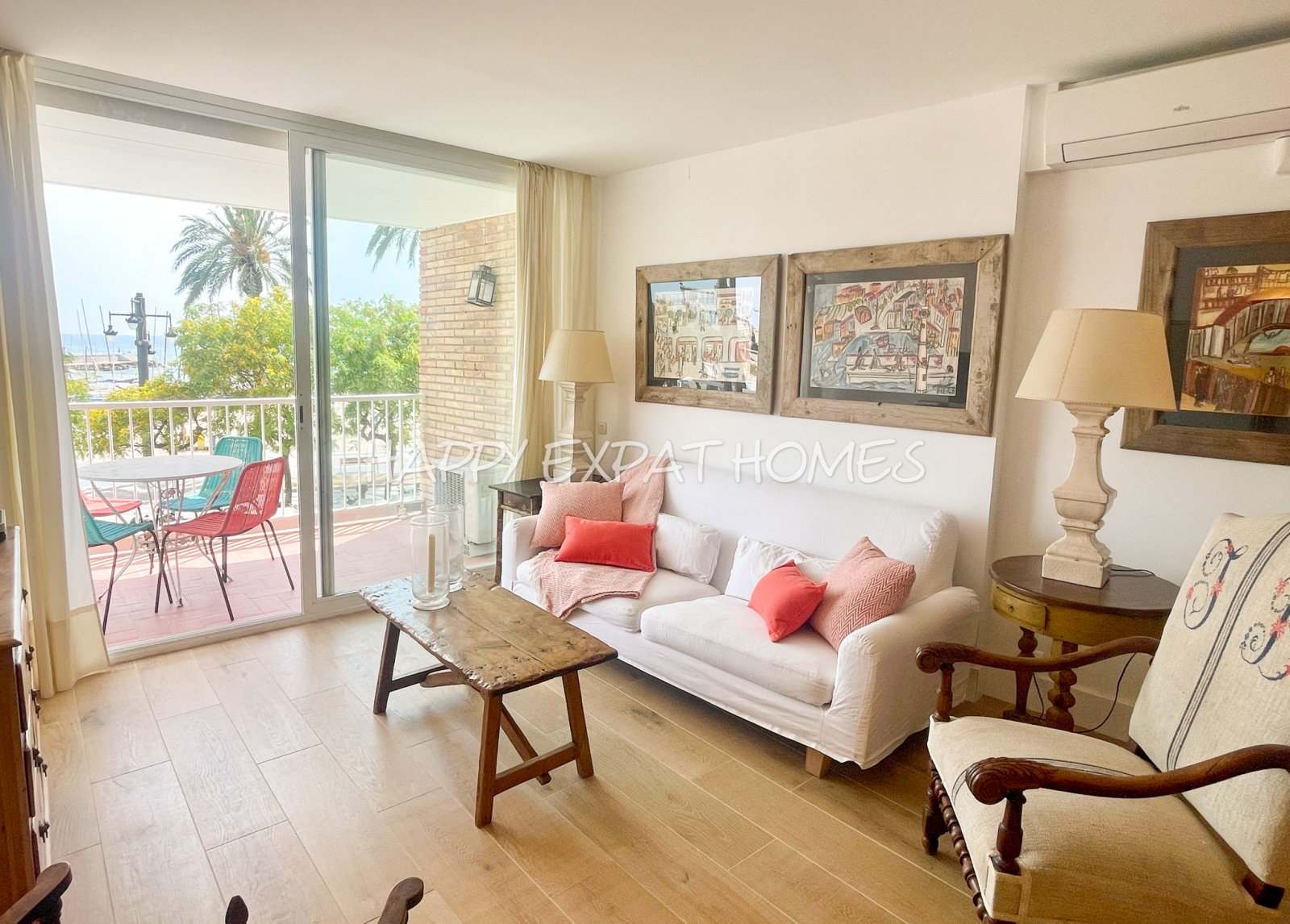 Fantastische Wohnung im Herzen von Sitges mit den besten Meerblicken. Vom Balkon aus kann man buchstäblich die Wellen des Meeres und die Glocken d