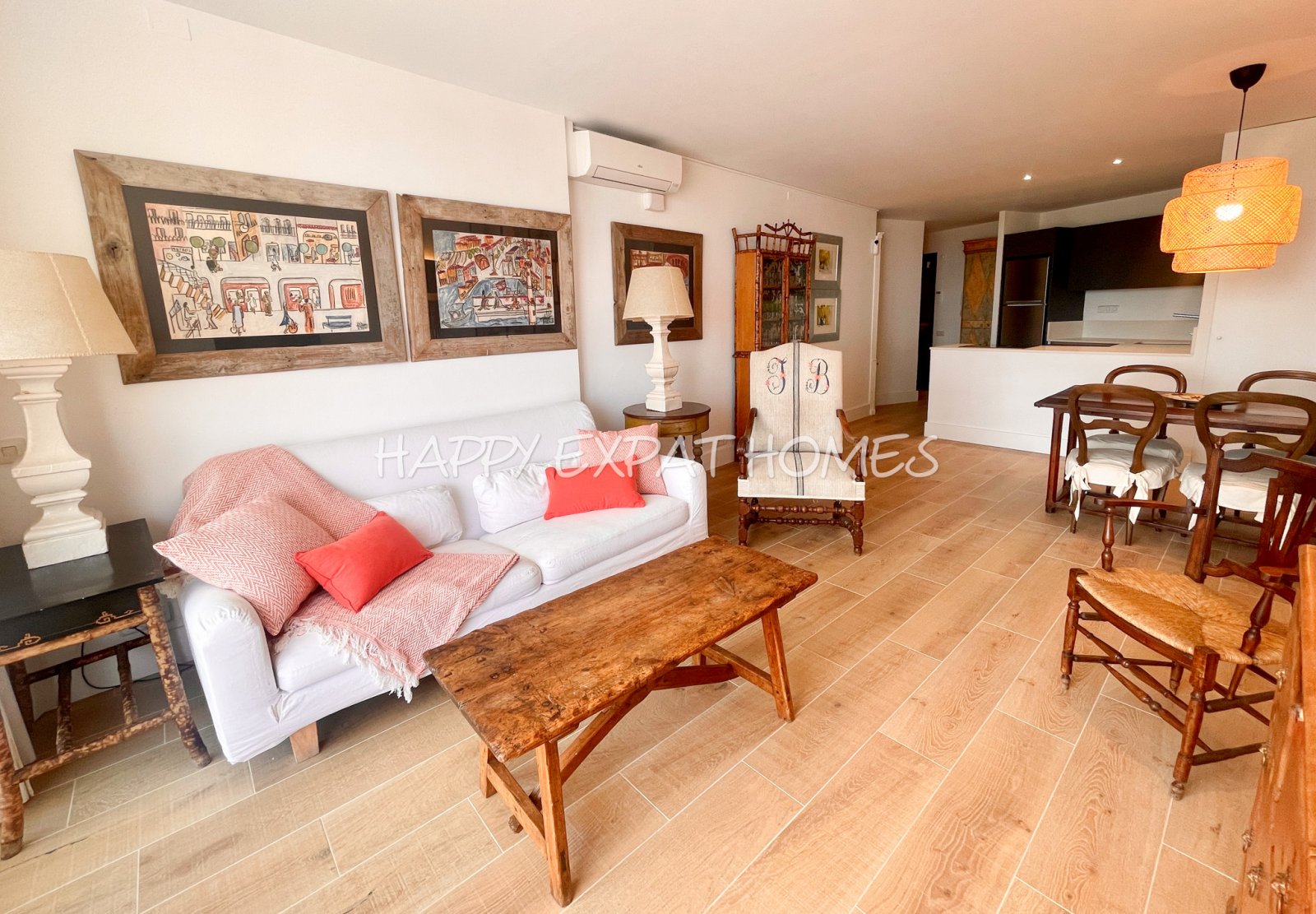Fantastische Wohnung im Herzen von Sitges mit den besten Meerblicken. Vom Balkon aus kann man buchstäblich die Wellen des Meeres und die Glocken d