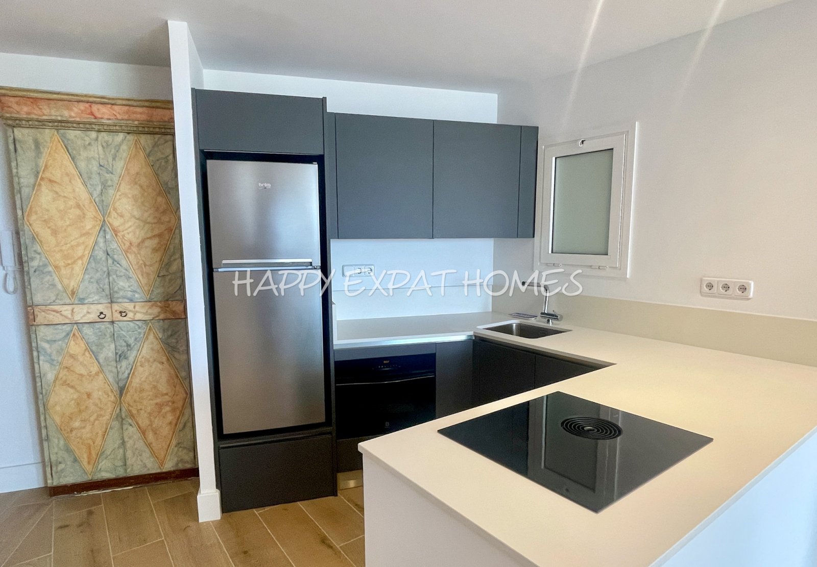 Fantastische Wohnung im Herzen von Sitges mit den besten Meerblicken. Vom Balkon aus kann man buchstäblich die Wellen des Meeres und die Glocken d