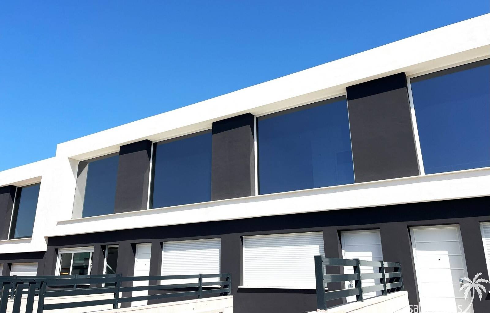 Dieses neue und moderne Wohnprojekt mit Reihenhäusern befindet sich in Gran Alacant , nur wenige Minuten von den schönsten Stränden der Costa Blanca