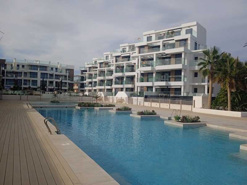 In der charmanten Stadt Dénia gelegen, bietet dieses exklusive Wohnresort eine privilegierte Umgebung in erster Meereslinie. Mit insgesamt 38 Immobil