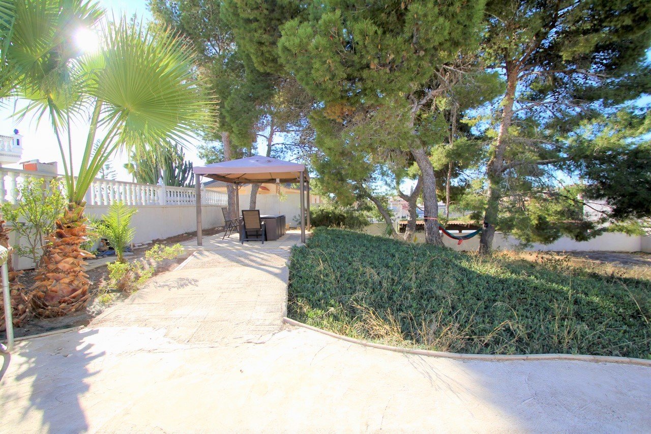 Detached villa on large plot with views down to the sea

Renovated and well-maintained villa on a plot of 1.254 m2 with a