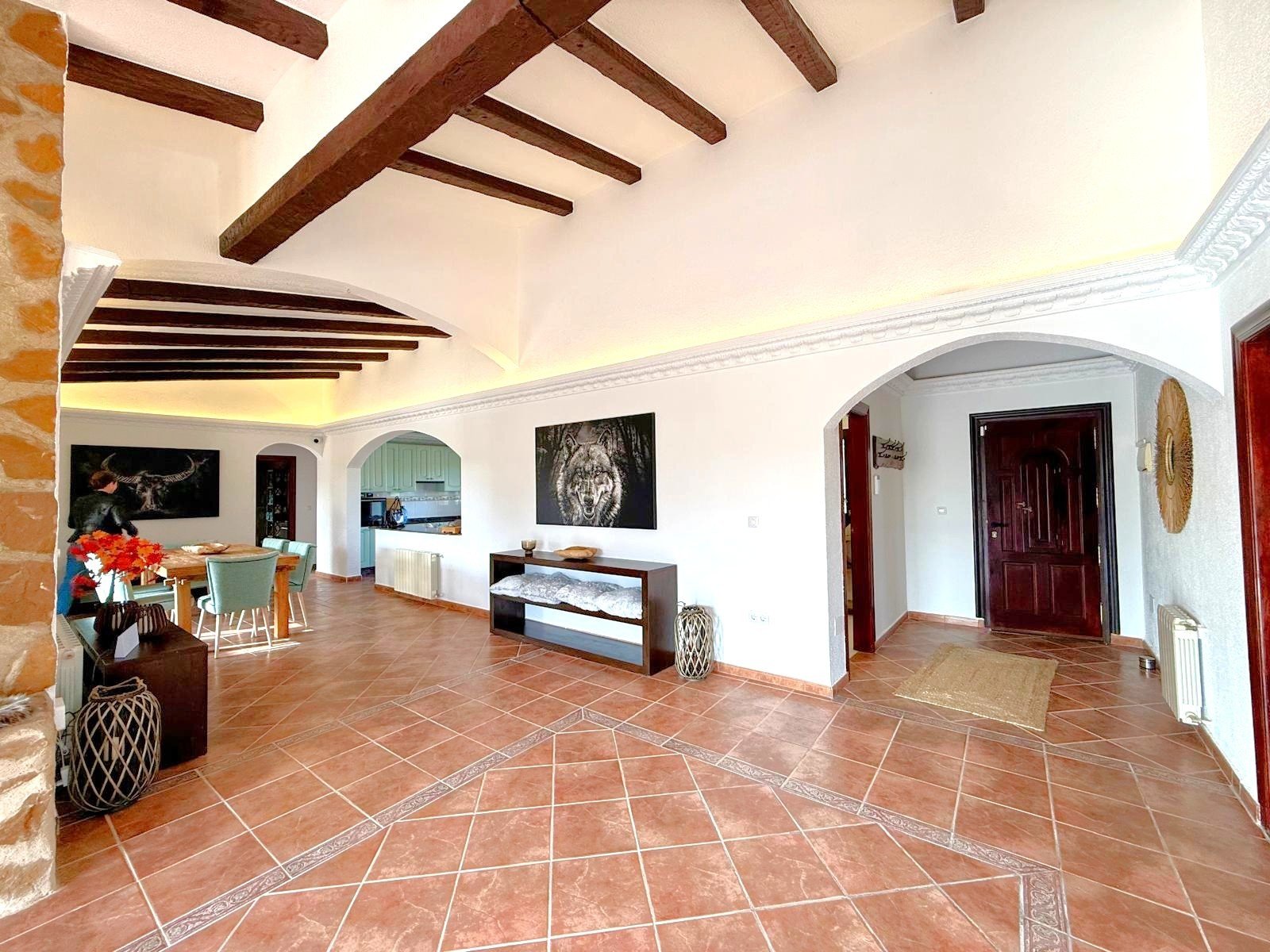   The property sits within a fenced-in land with a surface of 8.000 m2, predominantly flat with no views from neighbours;&amp;#13;&amp;#13;

