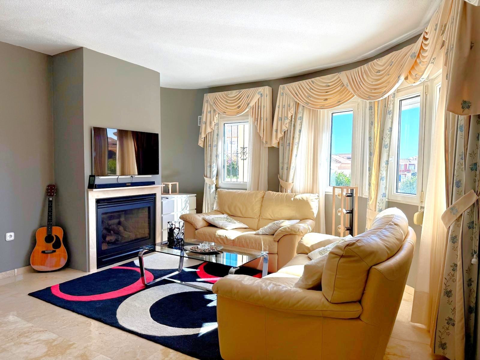 On a plot of 505 m2 with a large garden, outdoor eating area and private salt water swimming pool with a newly installed pump
The