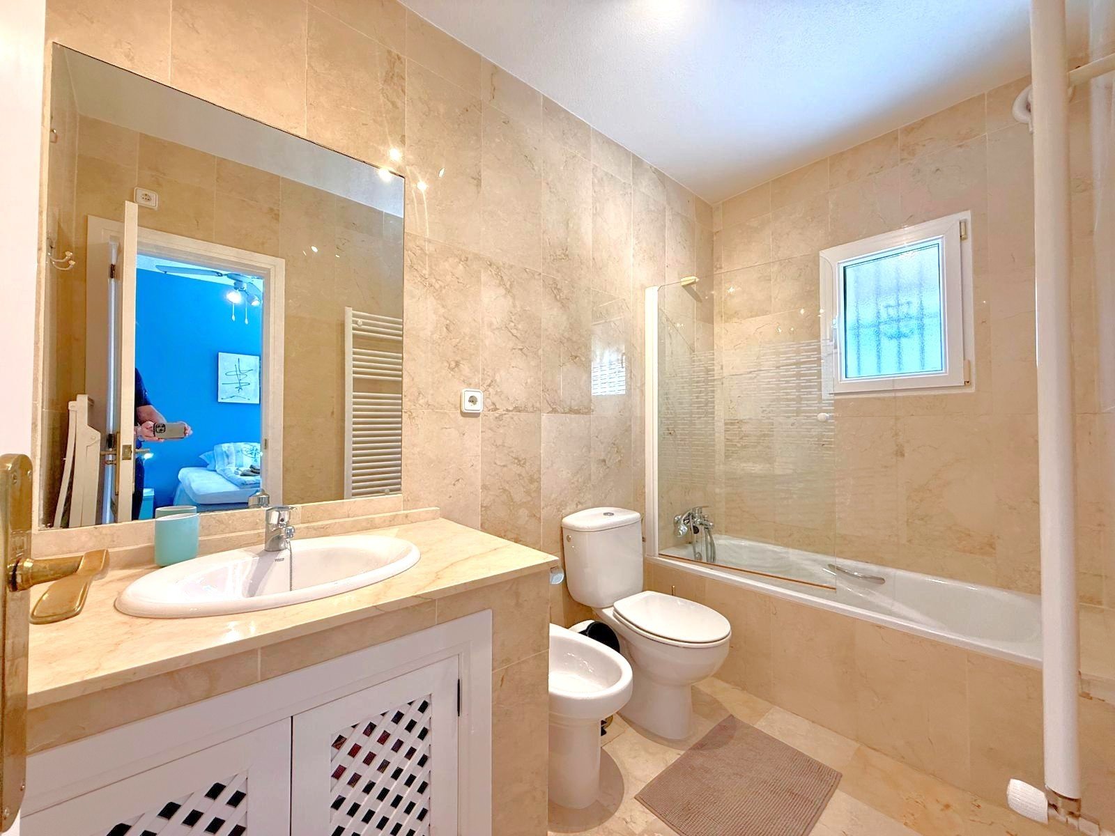 On a plot of 505 m2 with a large garden, outdoor eating area and private salt water swimming pool with a newly installed pump
The