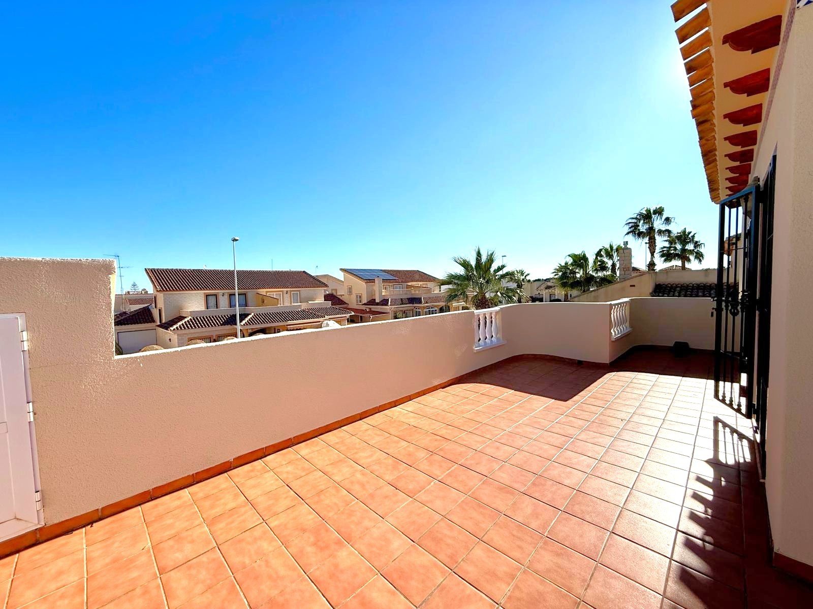 On a plot of 505 m2 with a large garden, outdoor eating area and private salt water swimming pool with a newly installed pump
The