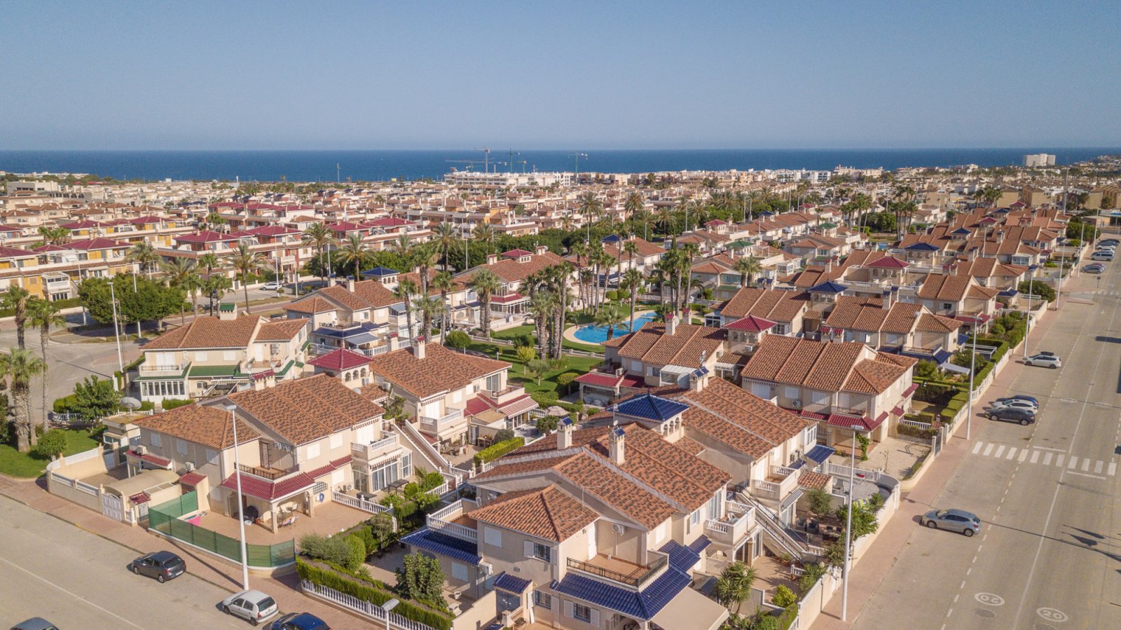  Charmante Erdgeschosswohnung in der beliebten Urbanisation Zenia Mar II in Playa Flamenca. Die Wohnung erstreckt sich über eine Etage, bietet eine Wo 