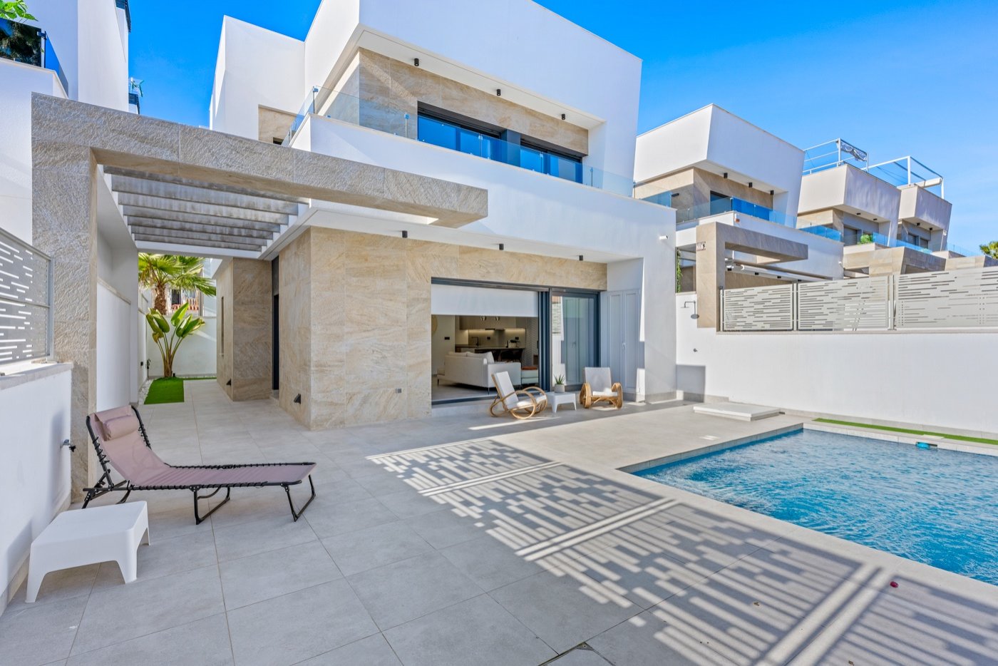 Located in Blue Lagoon, within walking distance of all amenities, is this beautiful villa, originally a show house for the project. This is immediat