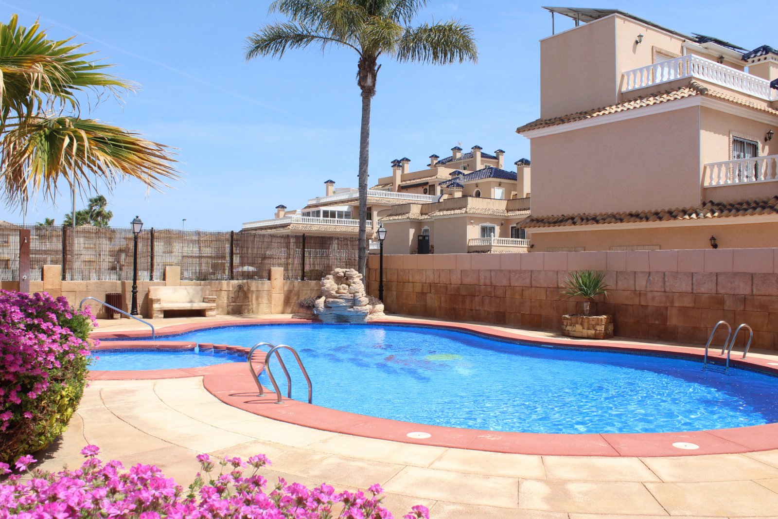 In der beliebten Wohnanlage Vista Azul in Villamartin, Orihuela Costa, bietet diese gepflegte Eck-Maisonette-Wohnung ein perfektes Gleichgewicht zwis