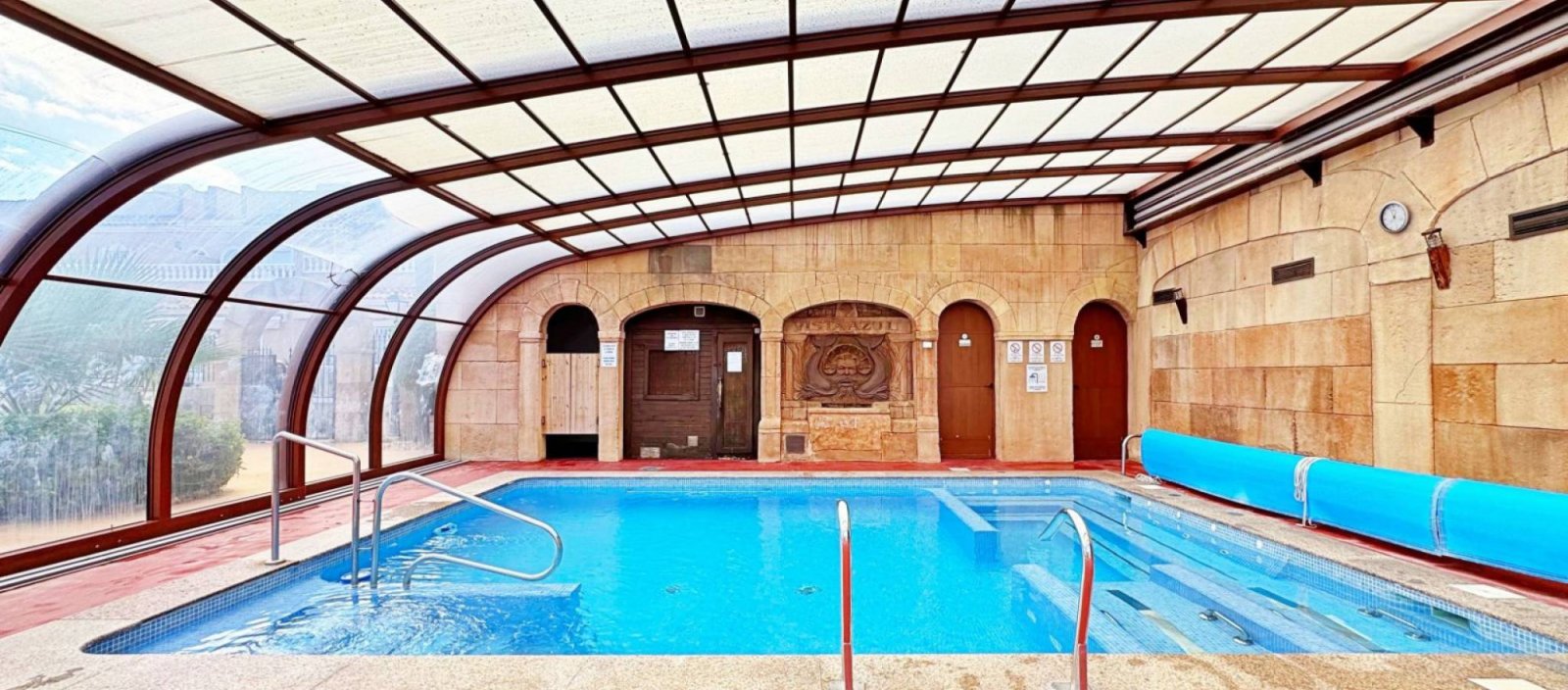 In der beliebten Wohnanlage Vista Azul in Villamartin, Orihuela Costa, bietet diese gepflegte Eck-Maisonette-Wohnung ein perfektes Gleichgewicht zwis
