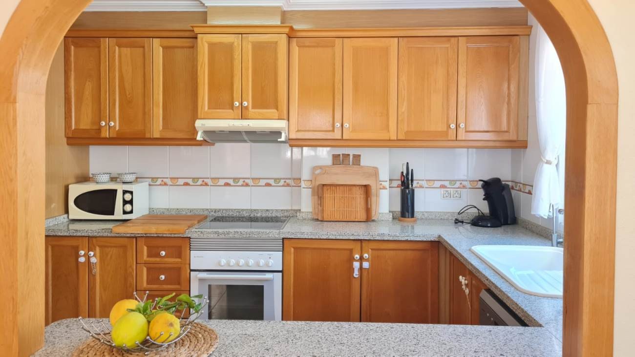 In der beliebten Wohnanlage Vista Azul in Villamartin, Orihuela Costa, bietet diese gepflegte Eck-Maisonette-Wohnung ein perfektes Gleichgewicht zwis