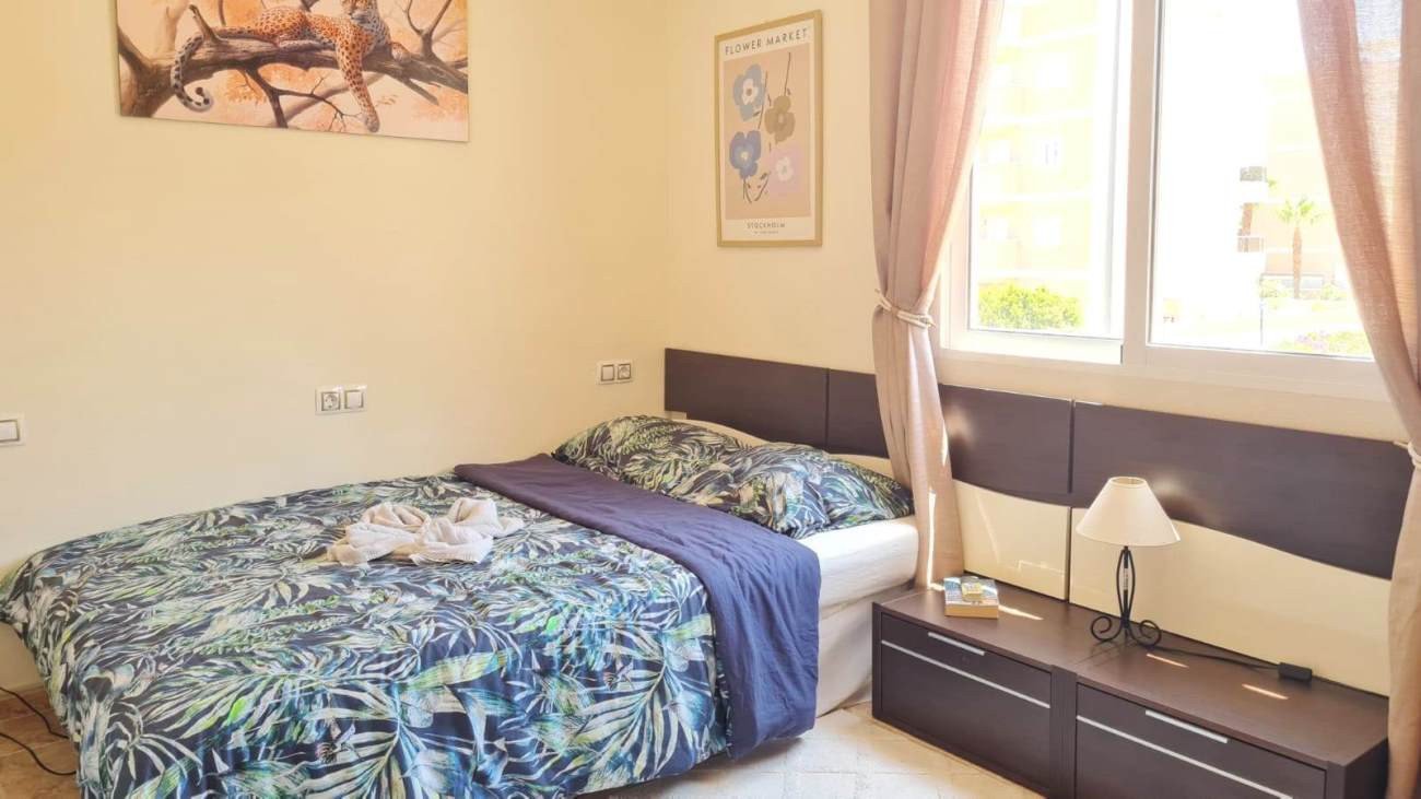 In der beliebten Wohnanlage Vista Azul in Villamartin, Orihuela Costa, bietet diese gepflegte Eck-Maisonette-Wohnung ein perfektes Gleichgewicht zwis