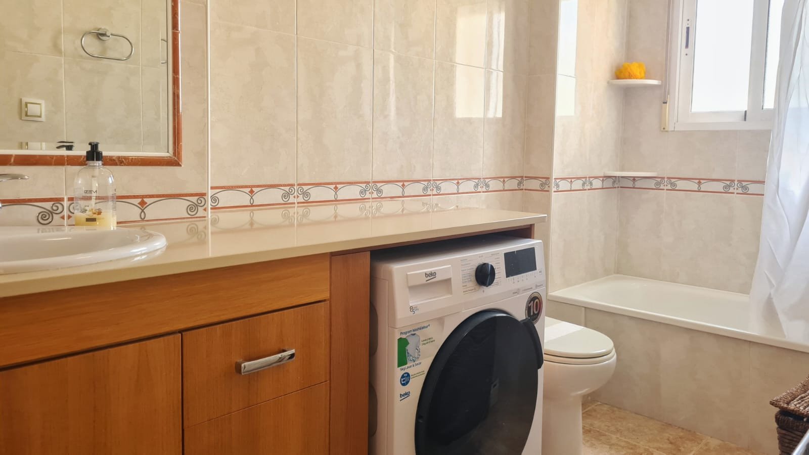 In der beliebten Wohnanlage Vista Azul in Villamartin, Orihuela Costa, bietet diese gepflegte Eck-Maisonette-Wohnung ein perfektes Gleichgewicht zwis