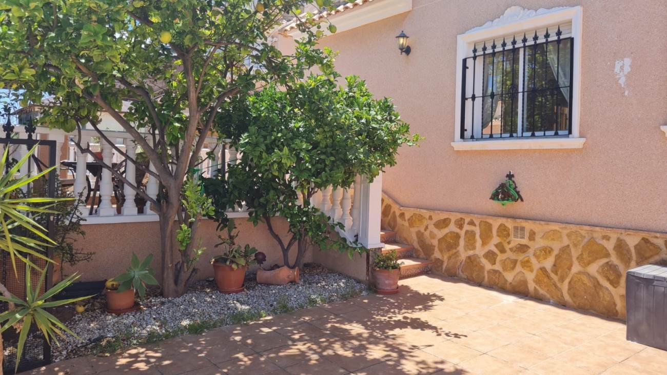 In der beliebten Wohnanlage Vista Azul in Villamartin, Orihuela Costa, bietet diese gepflegte Eck-Maisonette-Wohnung ein perfektes Gleichgewicht zwis