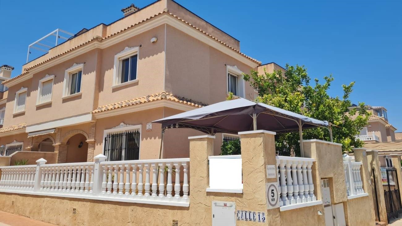 In der beliebten Wohnanlage Vista Azul in Villamartin, Orihuela Costa, bietet diese gepflegte Eck-Maisonette-Wohnung ein perfektes Gleichgewicht zwis