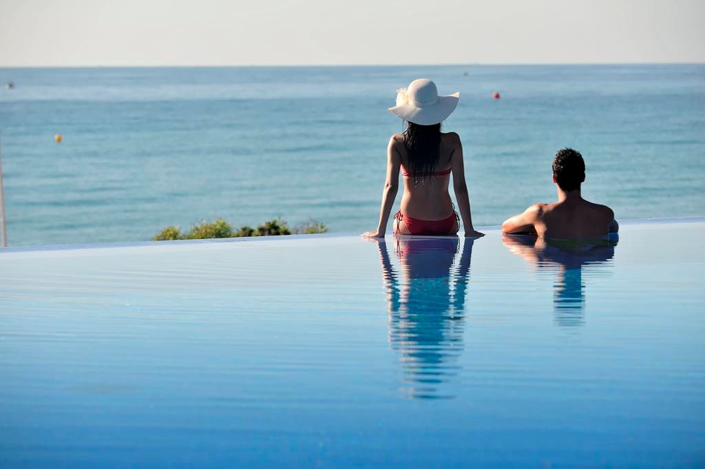 In der beliebten Wohnanlage Vista Azul in Villamartin, Orihuela Costa, bietet diese gepflegte Eck-Maisonette-Wohnung ein perfektes Gleichgewicht zwis