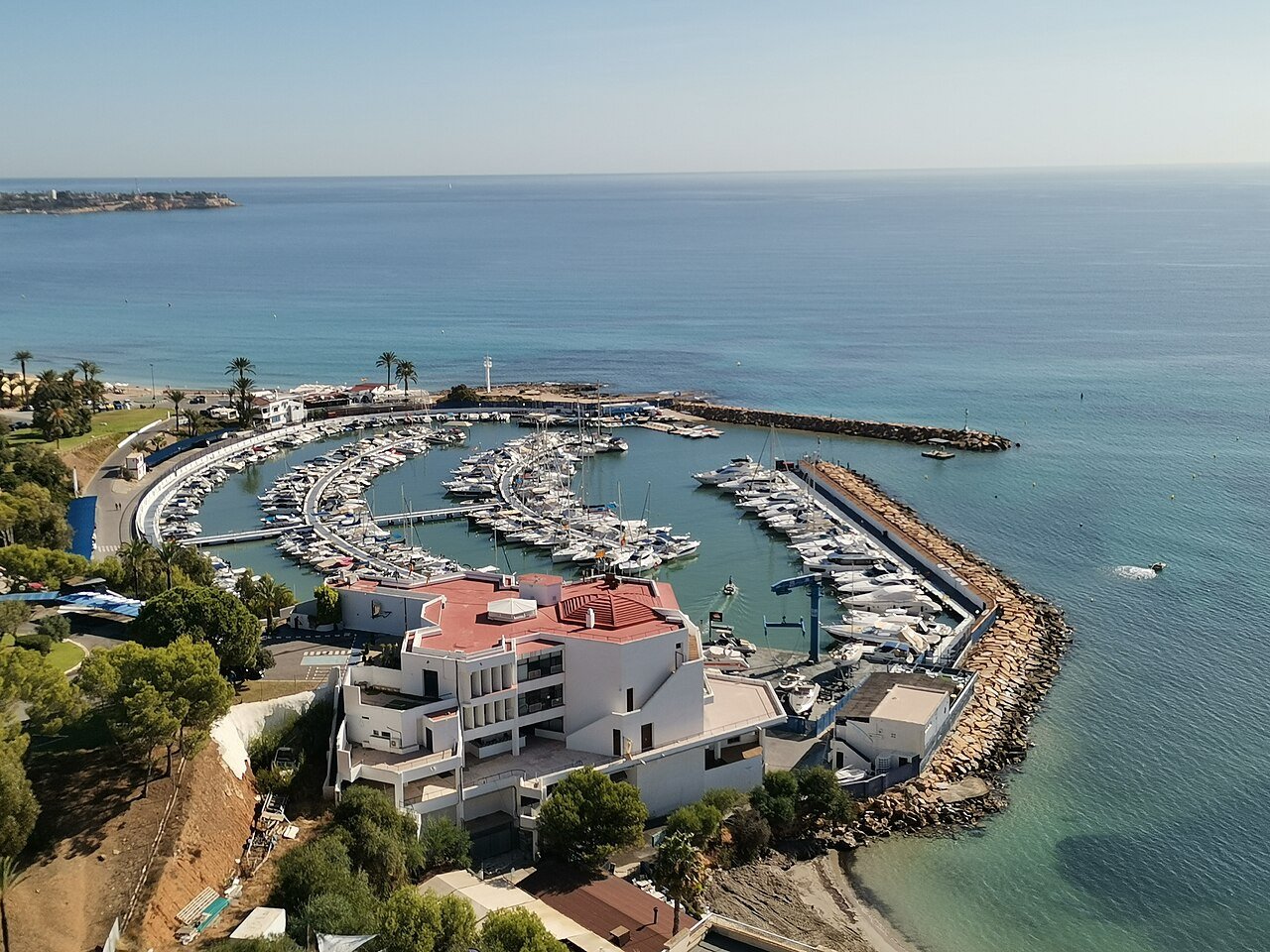 In der beliebten Wohnanlage Vista Azul in Villamartin, Orihuela Costa, bietet diese gepflegte Eck-Maisonette-Wohnung ein perfektes Gleichgewicht zwis