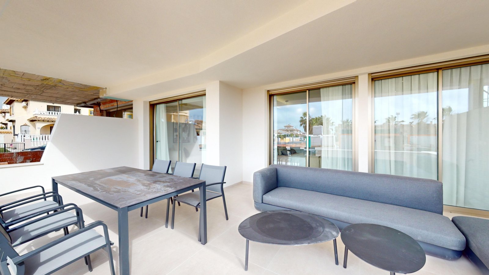 In der prestigeträchtigen Gegend von Cabo Roig gelegen, bietet diese Wohnanlage eine Auswahl von 23 Immobilien, darunter Apartments, Erdgeschosswohnu