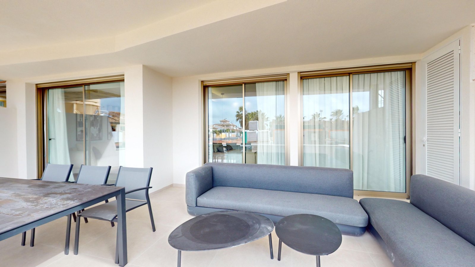 In der prestigeträchtigen Gegend von Cabo Roig gelegen, bietet diese Wohnanlage eine Auswahl von 23 Immobilien, darunter Apartments, Erdgeschosswohnu