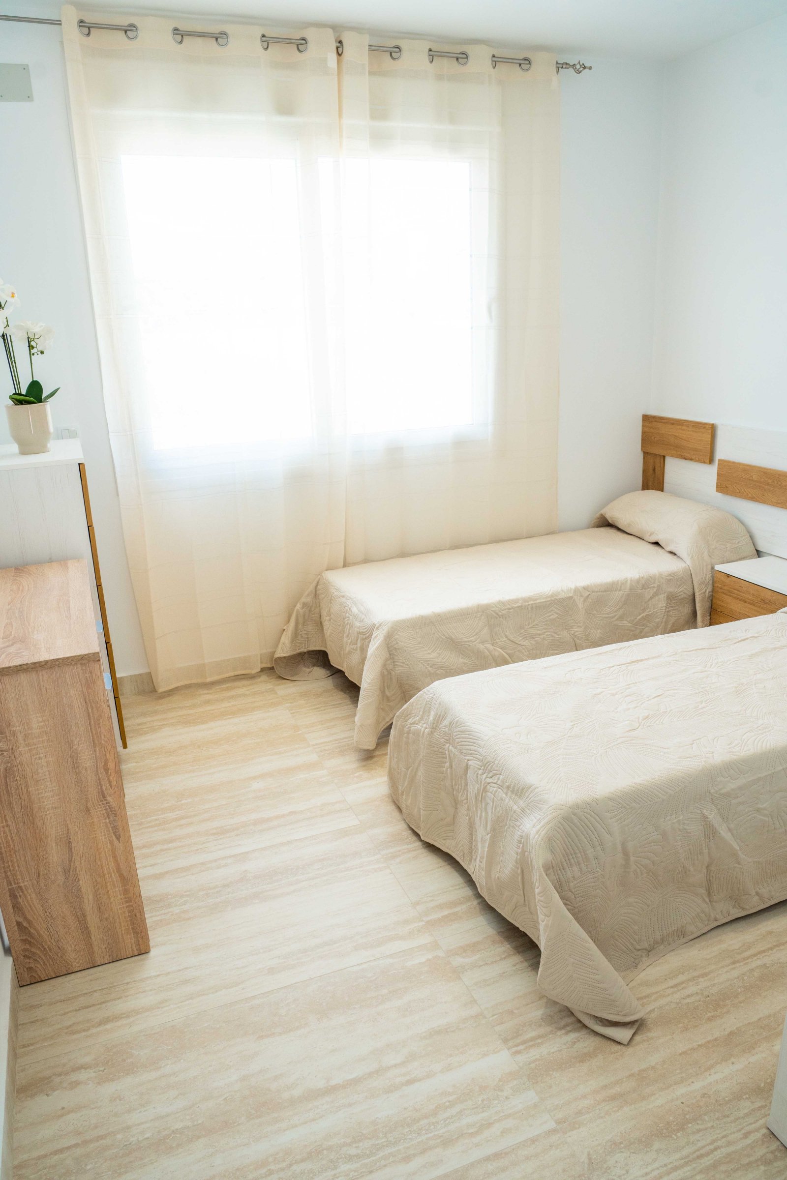 In der charmanten Ciudad Quesada gelegen, bietet diese exklusive Sammlung von 8 Reihenhäusern eine ideale Wohnumgebung für diejenigen, die ein modern
