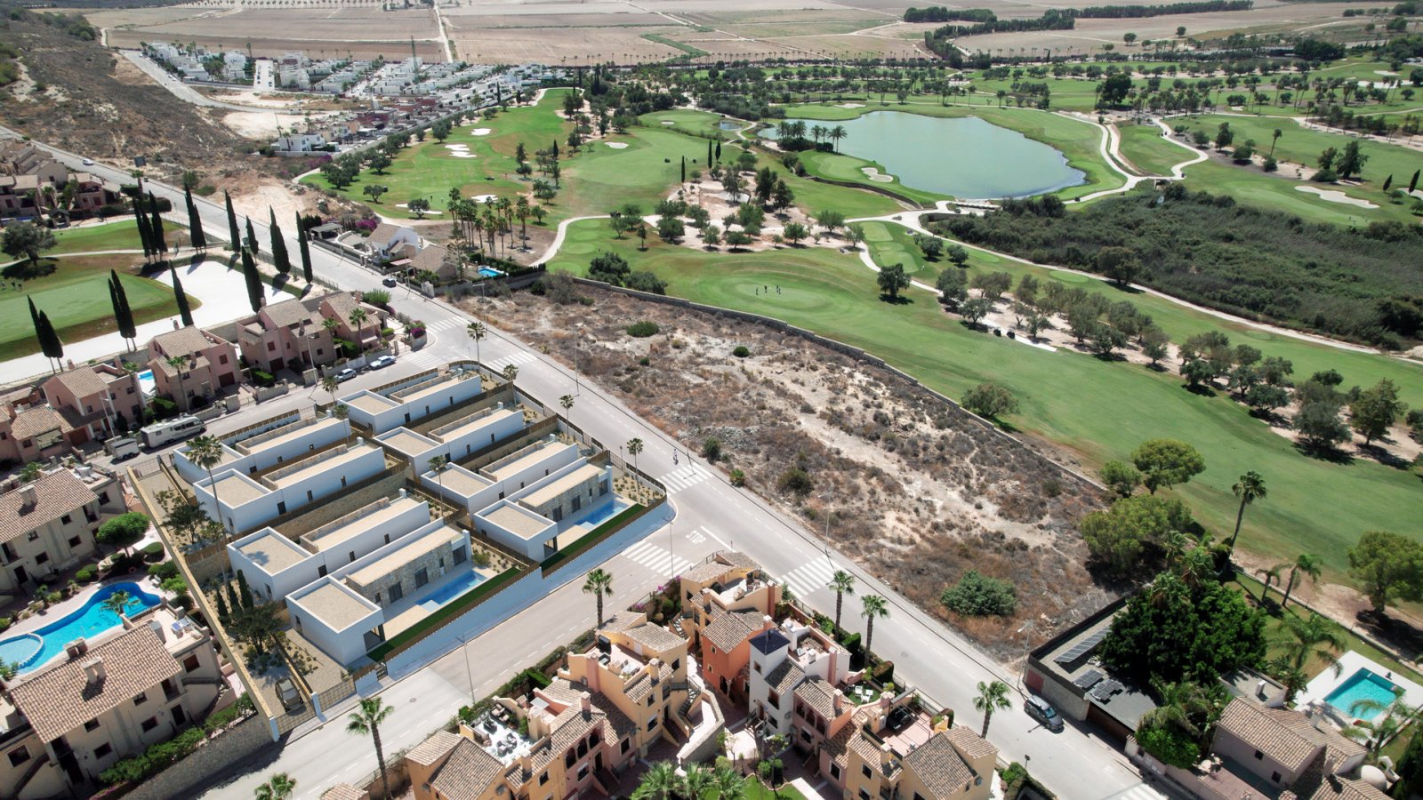 In der prestigeträchtigen Anlage von La Finca Golf gelegen, bietet diese außergewöhnliche freistehende Villa eine herausragende Kombination aus moder