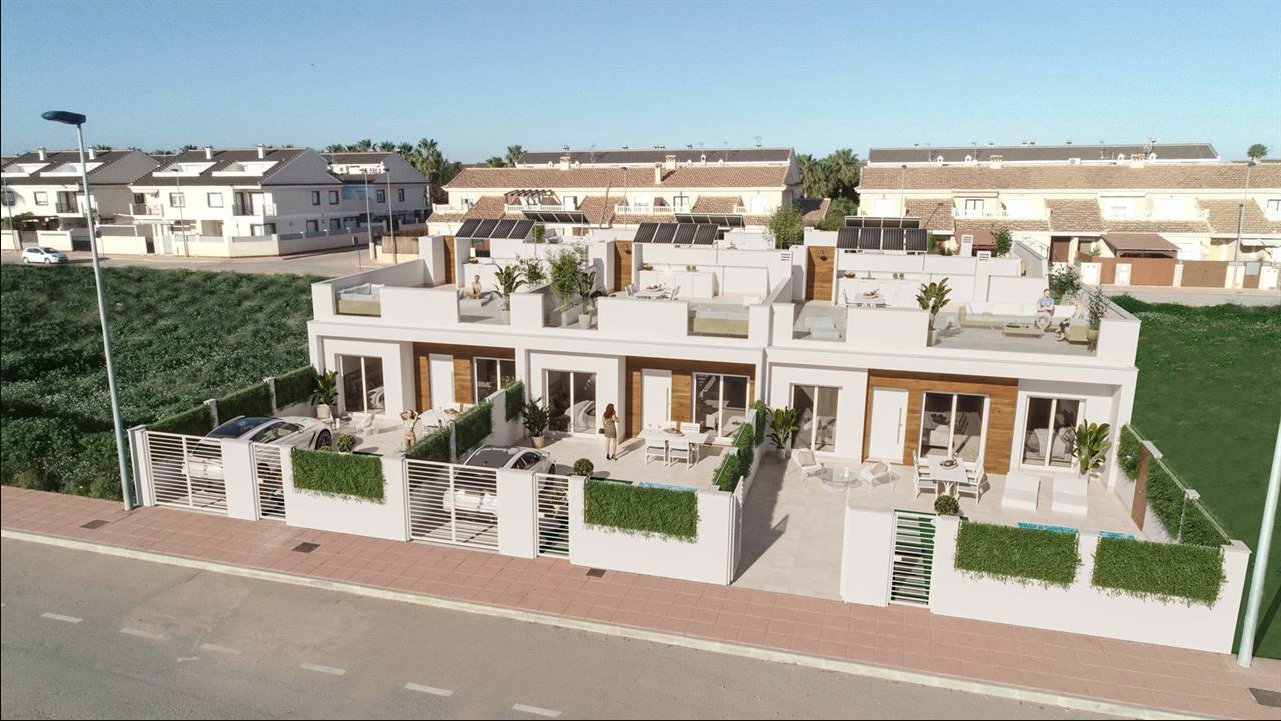 In der charmanten Ortschaft San Javier gelegen, bietet dieses Reihenhaus eine perfekte Kombination aus Komfort und Funktionalität. Ideal für diejenig