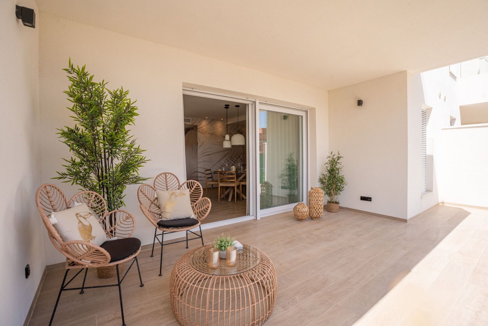 In der prestigeträchtigen Umgebung von La Finca Golf gelegen, bietet diese Wohnanlage eine exklusive Auswahl von 12 Wohnungen. Die verfügbaren Option
