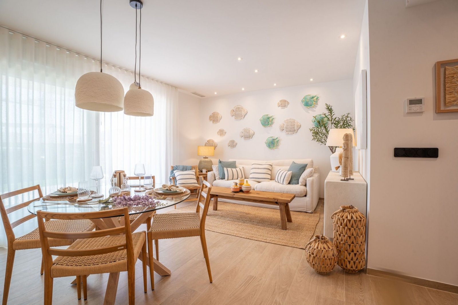 In der prestigeträchtigen Umgebung von La Finca Golf gelegen, bietet diese Wohnanlage eine exklusive Auswahl von 12 Wohnungen. Die verfügbaren Option