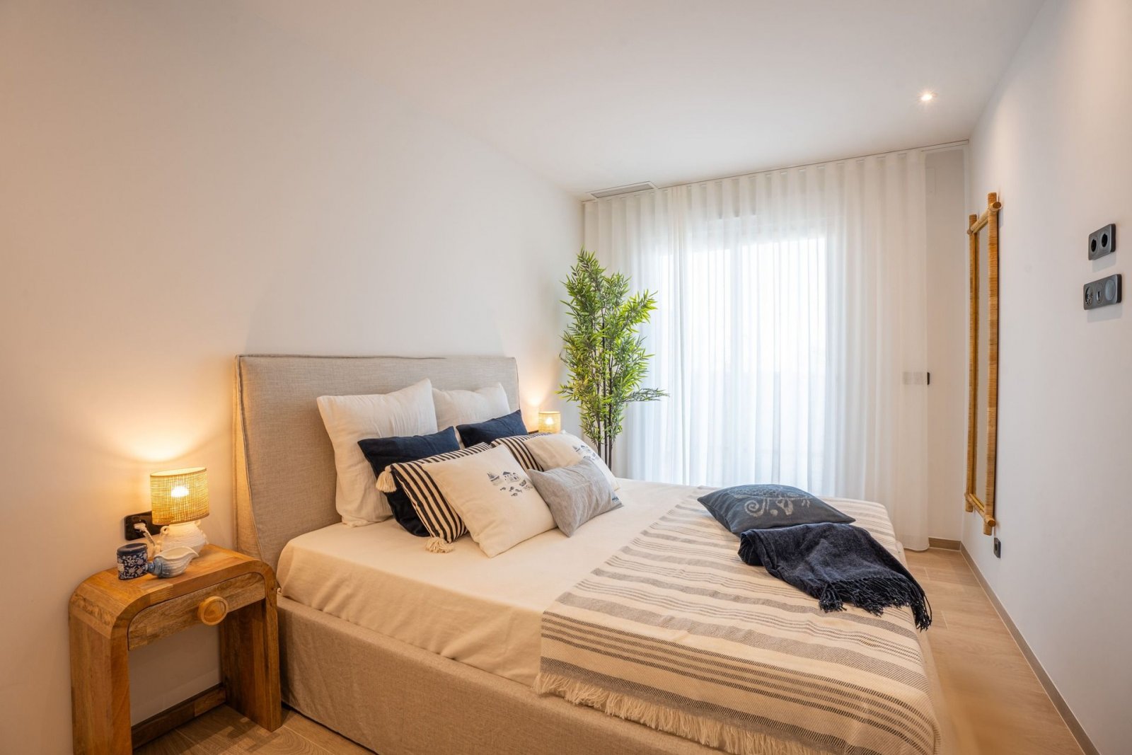 In der prestigeträchtigen Umgebung von La Finca Golf gelegen, bietet diese Wohnanlage eine exklusive Auswahl von 12 Wohnungen. Die verfügbaren Option