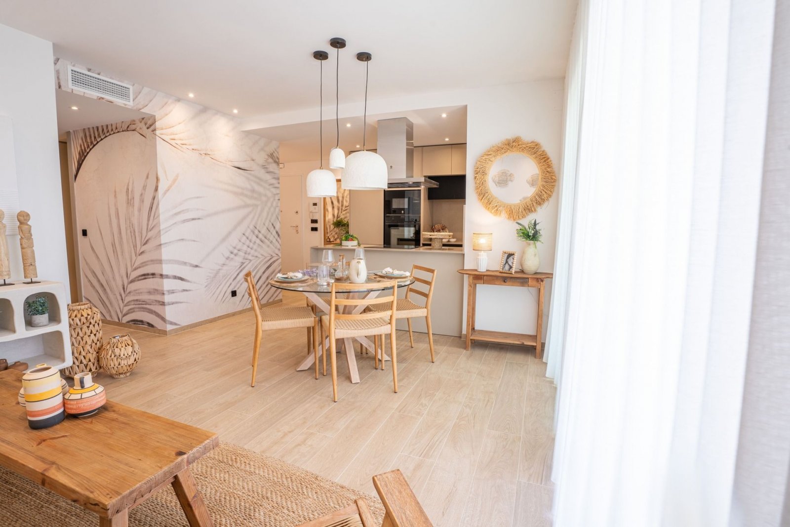 In der prestigeträchtigen Umgebung von La Finca Golf gelegen, bietet diese Wohnanlage eine exklusive Auswahl von 12 Wohnungen. Die verfügbaren Option