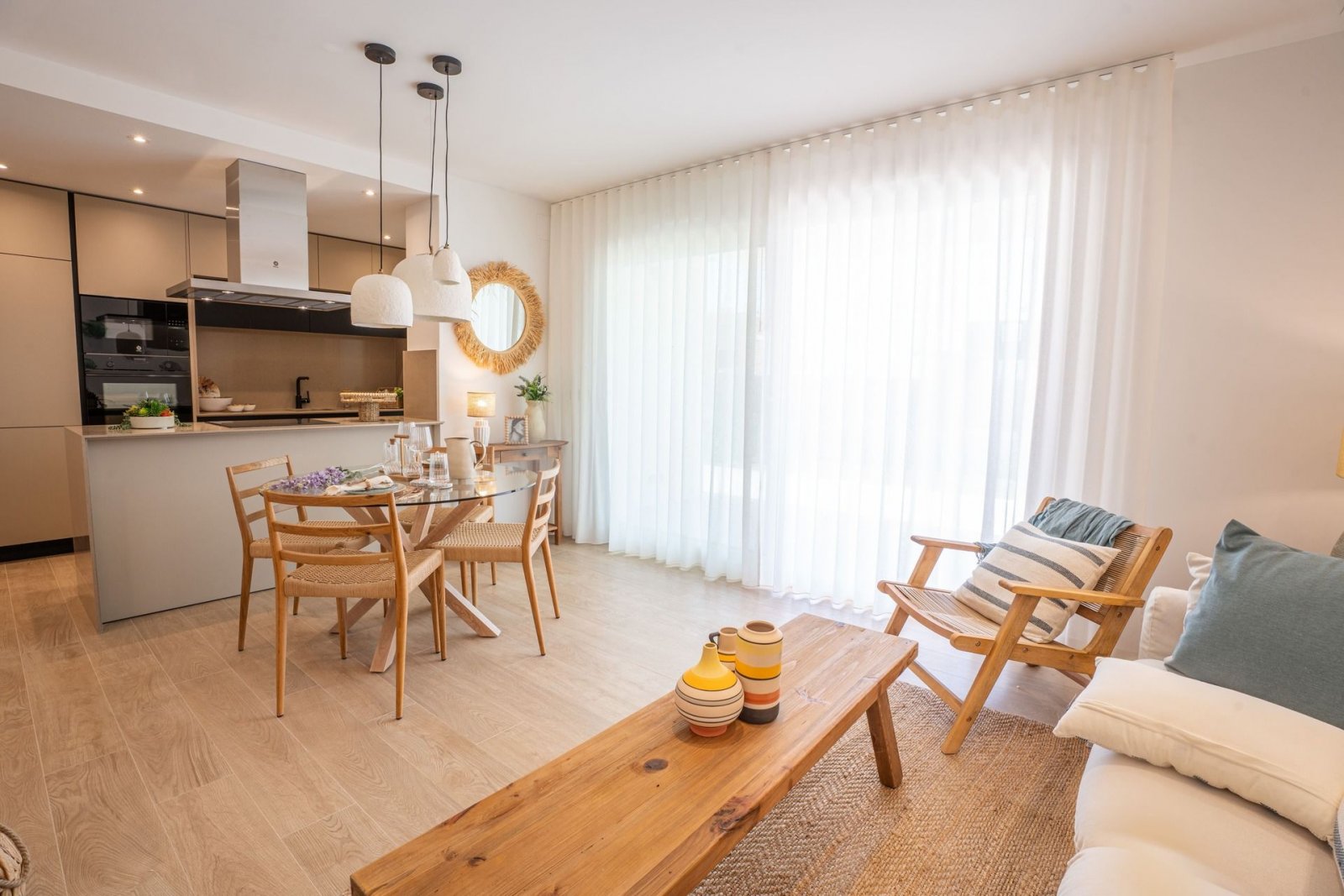 In der prestigeträchtigen Umgebung von La Finca Golf gelegen, bietet diese Wohnanlage eine exklusive Auswahl von 12 Wohnungen. Die verfügbaren Option