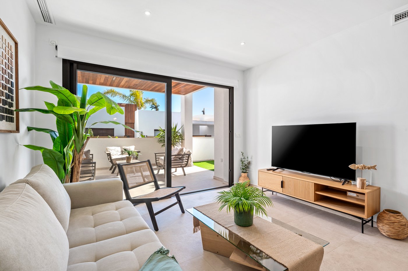 Im charmanten Ort Los Alcázares gelegen, bietet diese exklusive Wohnanlage eine Auswahl von 16 Immobilien, darunter Apartments, Erdgeschosse und Pent