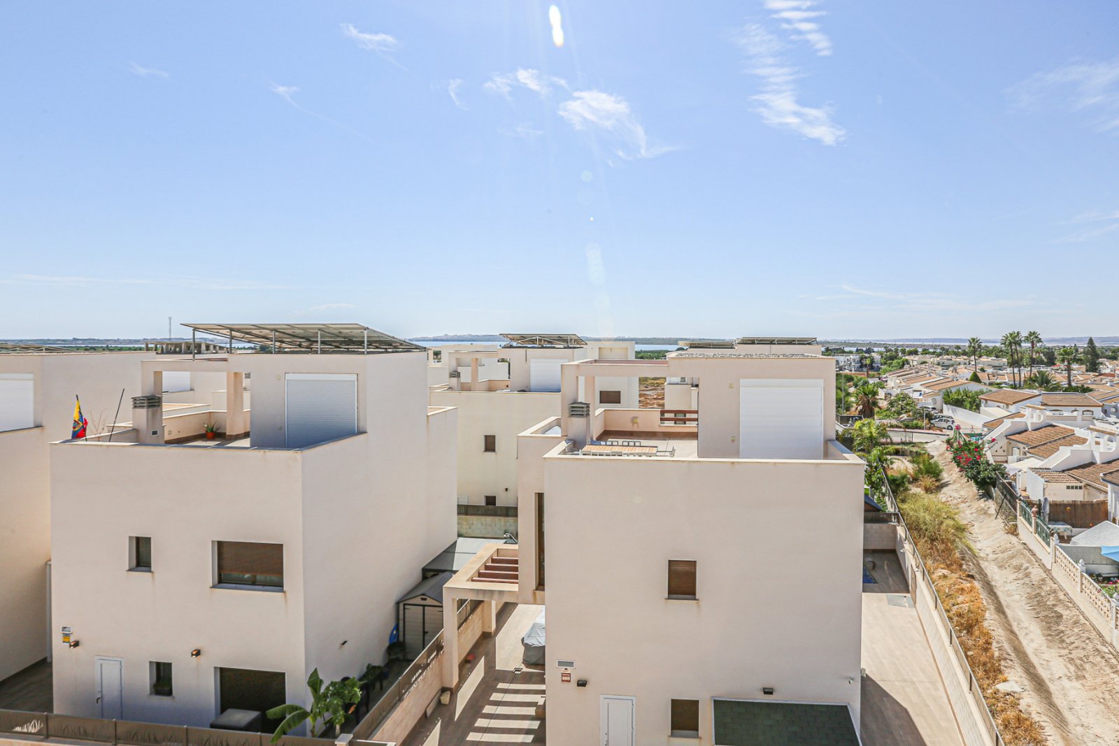  Wir präsentieren Ihnen diese exklusive freistehende Villa in der angesehenen Wohngegend Doña Pepa, Ciudad Quesada (Rojales). Das Haus befindet sich a