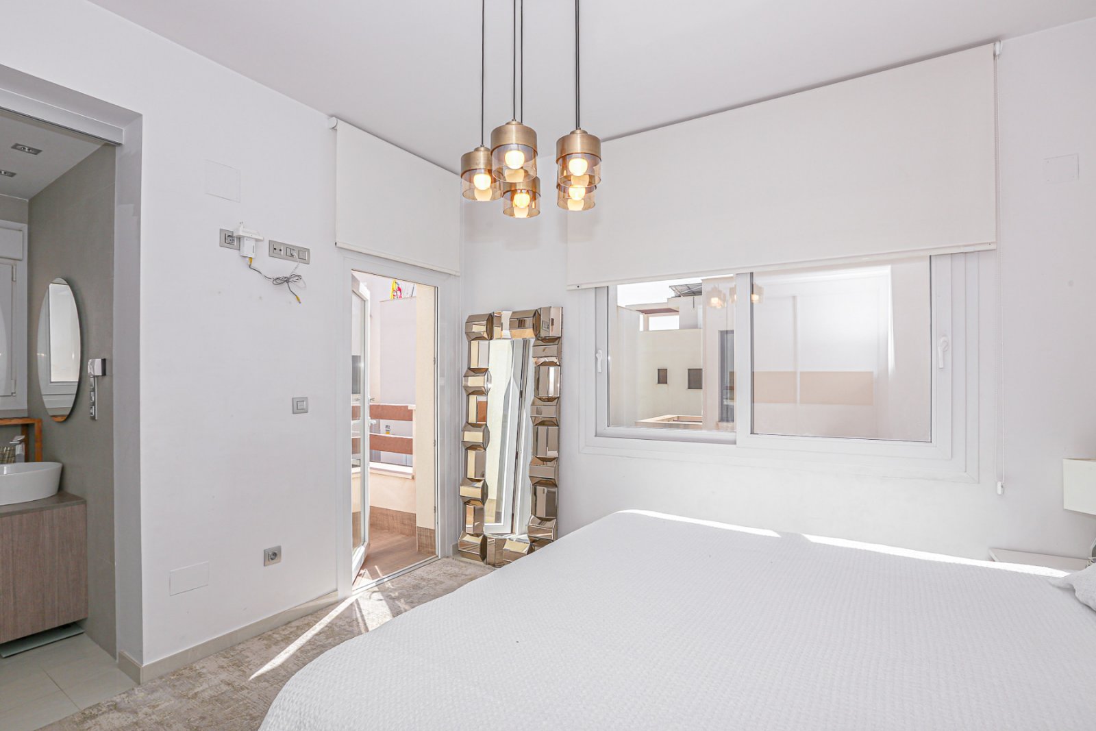  Wir präsentieren Ihnen diese exklusive freistehende Villa in der angesehenen Wohngegend Doña Pepa, Ciudad Quesada (Rojales). Das Haus befindet sich a