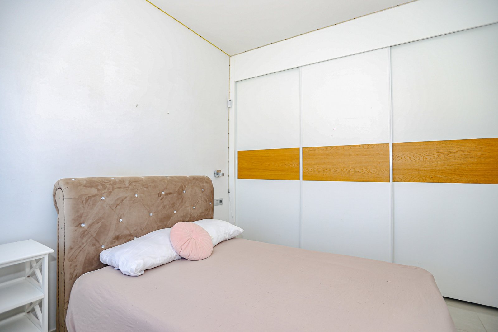  Wir präsentieren Ihnen diese exklusive freistehende Villa in der angesehenen Wohngegend Doña Pepa, Ciudad Quesada (Rojales). Das Haus befindet sich a