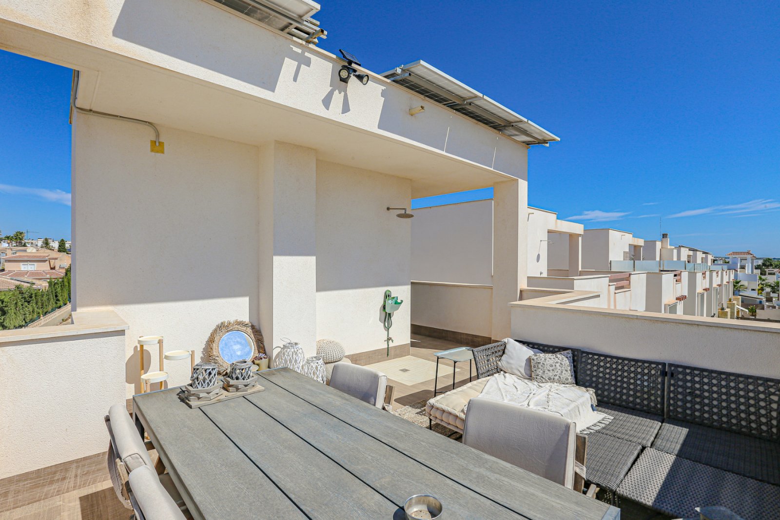  Wir präsentieren Ihnen diese exklusive freistehende Villa in der angesehenen Wohngegend Doña Pepa, Ciudad Quesada (Rojales). Das Haus befindet sich a