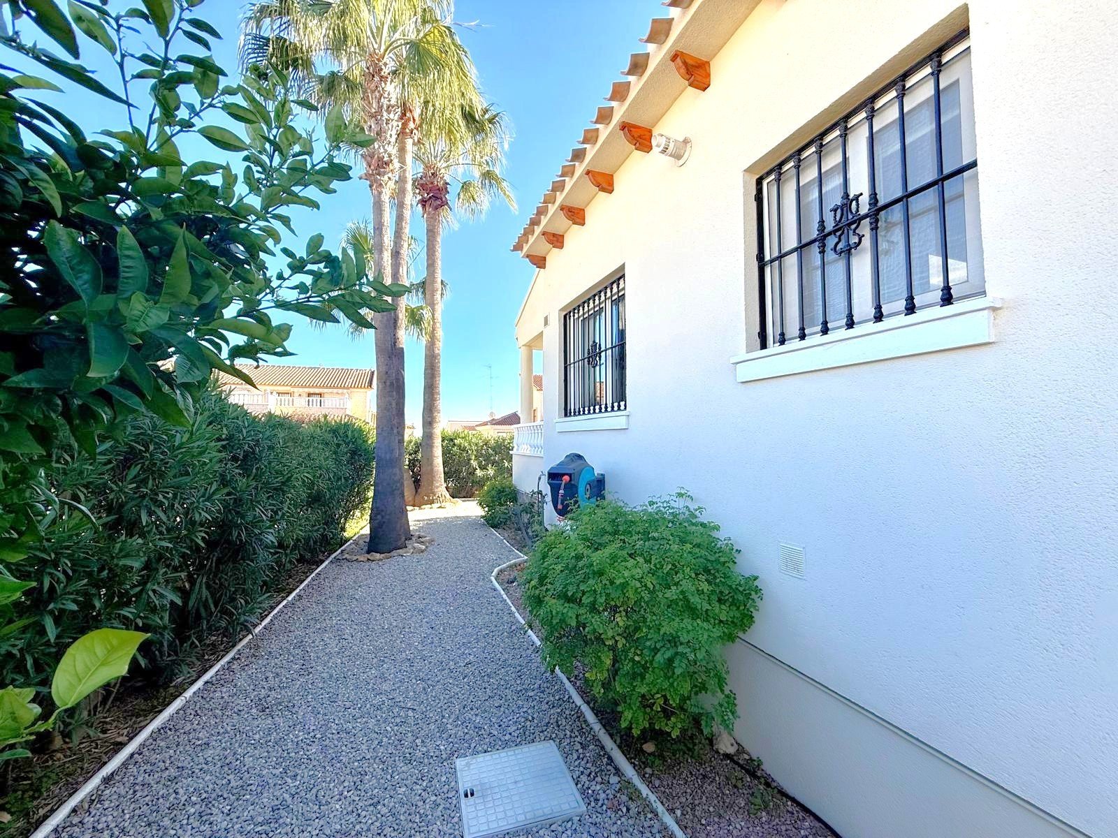 On a plot of 505 m2 with a large garden, outdoor eating area and private salt water swimming pool with a newly installed pump
The