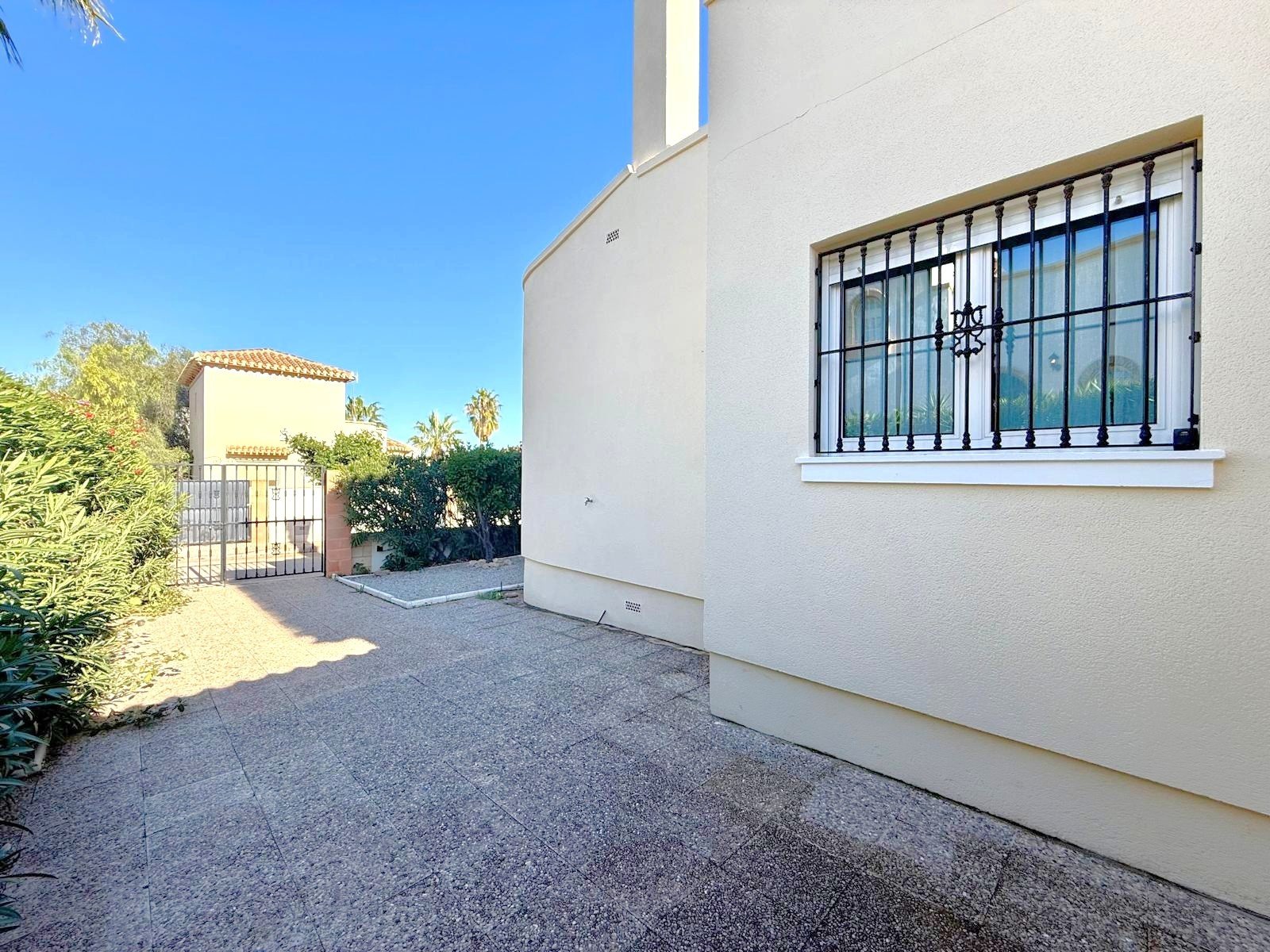 On a plot of 505 m2 with a large garden, outdoor eating area and private salt water swimming pool with a newly installed pump
The