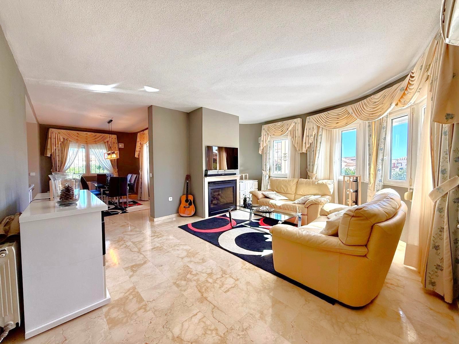 On a plot of 505 m2 with a large garden, outdoor eating area and private salt water swimming pool with a newly installed pump
The