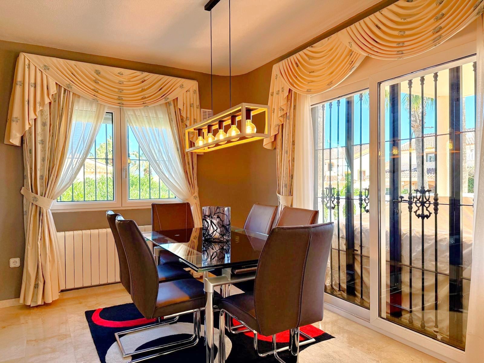 On a plot of 505 m2 with a large garden, outdoor eating area and private salt water swimming pool with a newly installed pump
The