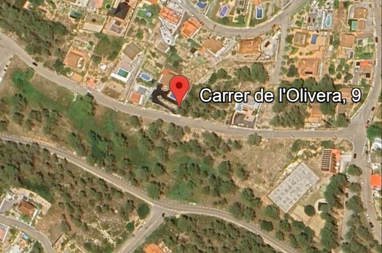 Schönes Grundstück in Can Suria, Olivella. Dieses Grundstück befindet sich in der Nähe eines der Haupteingänge zur Urbanisation, ideal für einen s