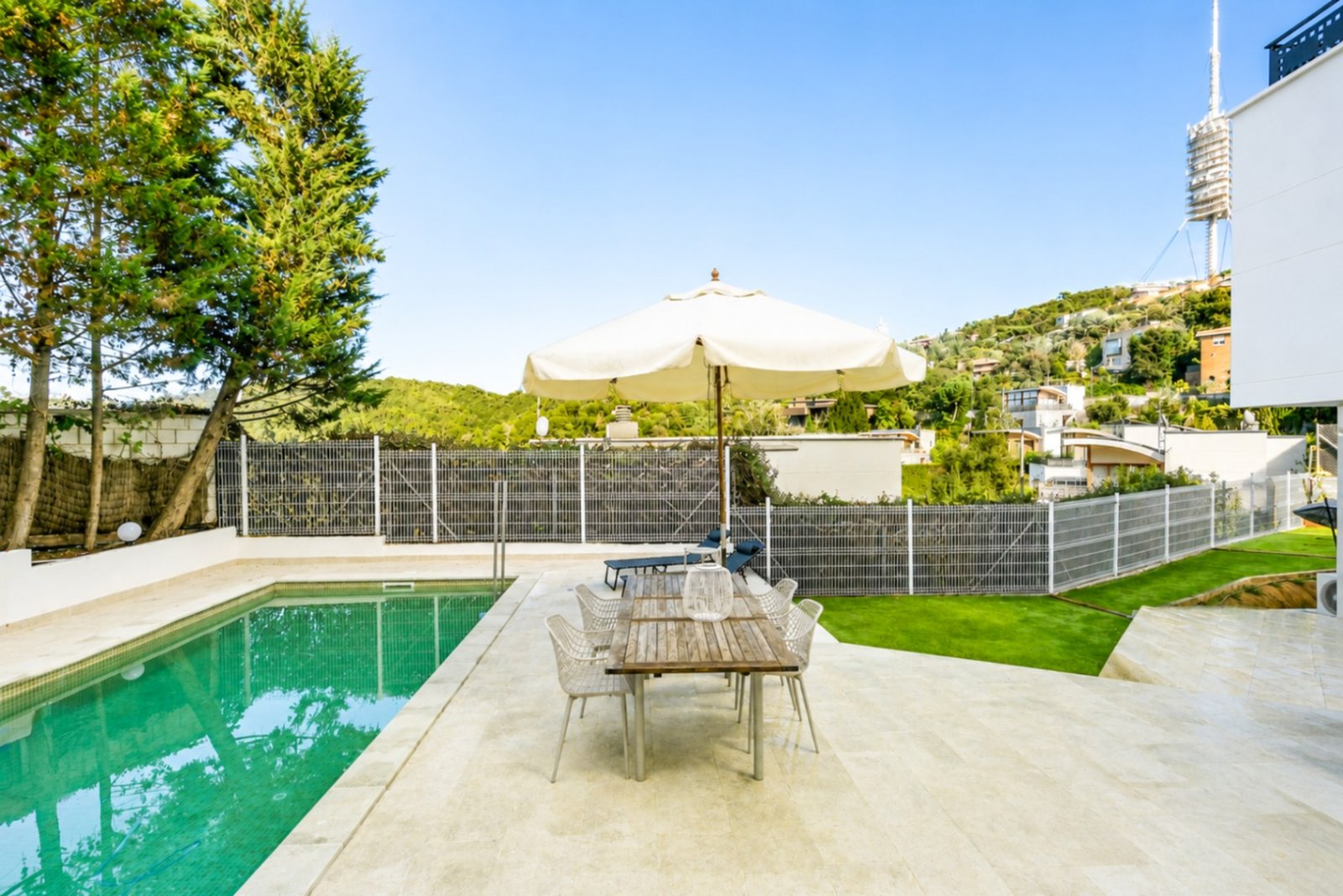 Villa Heidi ist eine charmante und moderne Residenz, die sich in Vallvidrera, einem der grünsten und ruhigsten Viertel Barcelonas, befindet. Vallvidre